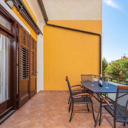 Apartment Lazzarich With Terrace Porec Esterno foto