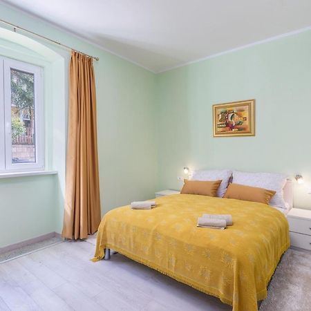 Apartment Lazzarich With Terrace Porec Esterno foto