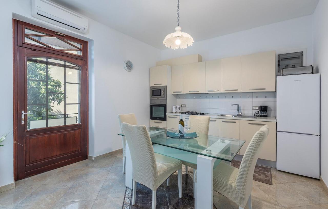 Apartment Lazzarich With Terrace Porec Esterno foto