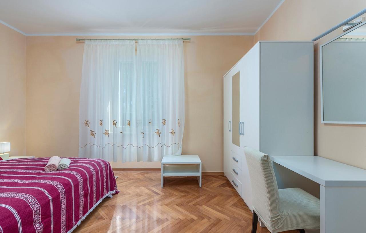 Apartment Lazzarich With Terrace Porec Esterno foto