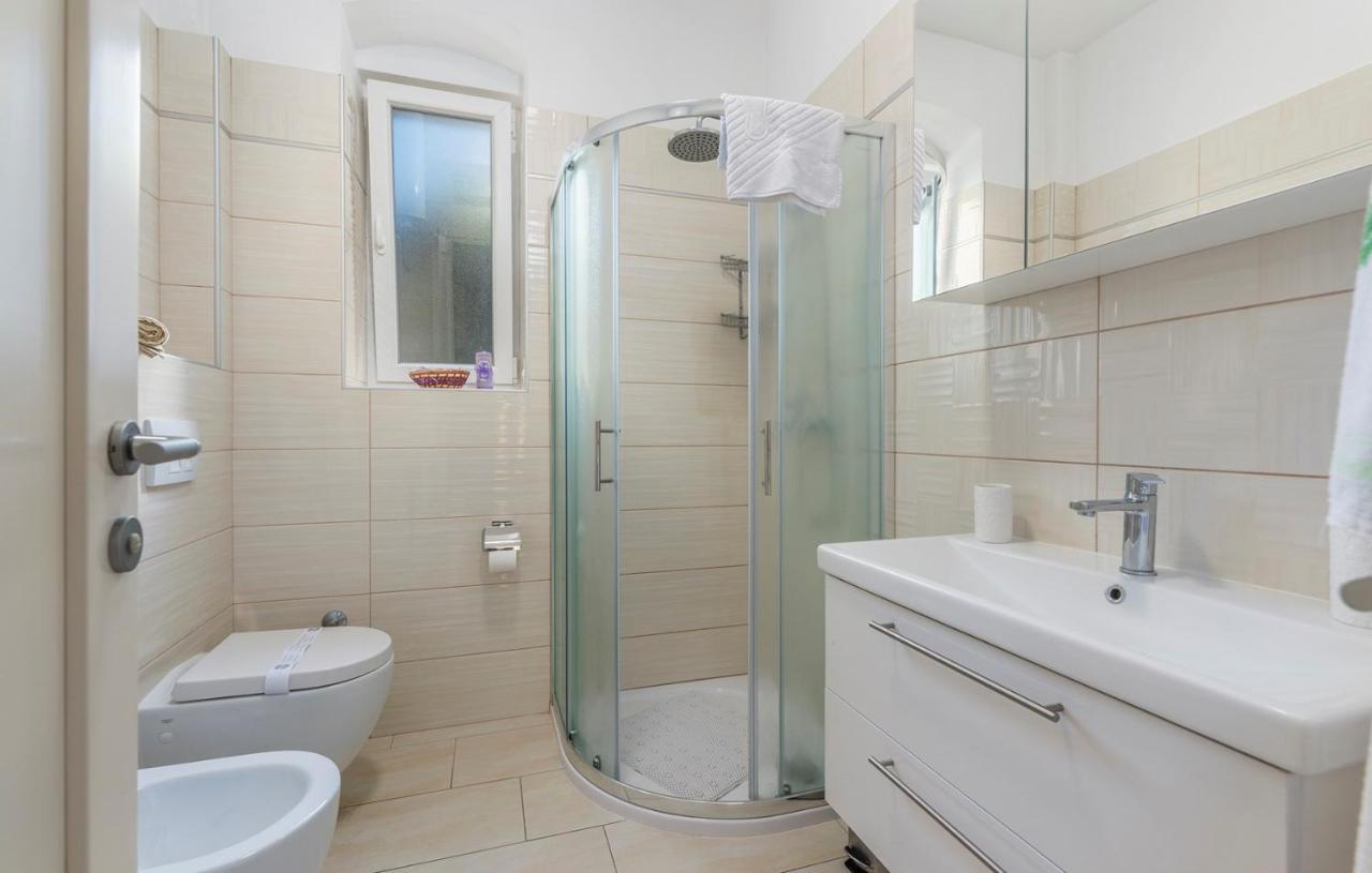 Apartment Lazzarich With Terrace Porec Esterno foto