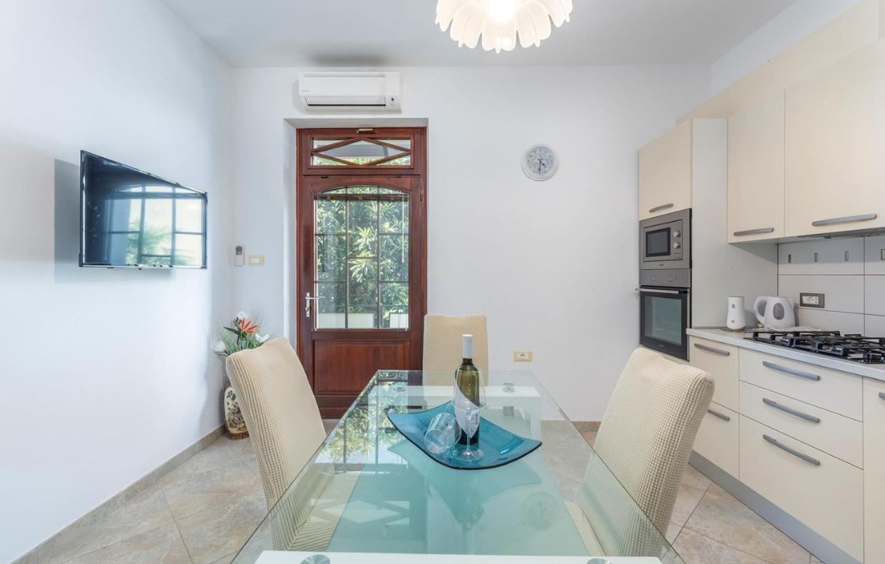 Apartment Lazzarich With Terrace Porec Esterno foto