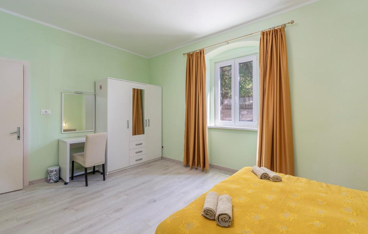 Apartment Lazzarich With Terrace Porec Esterno foto